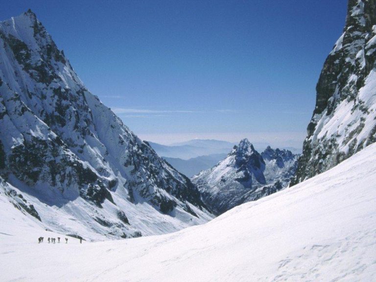 Navigating the High Ganja La Pass